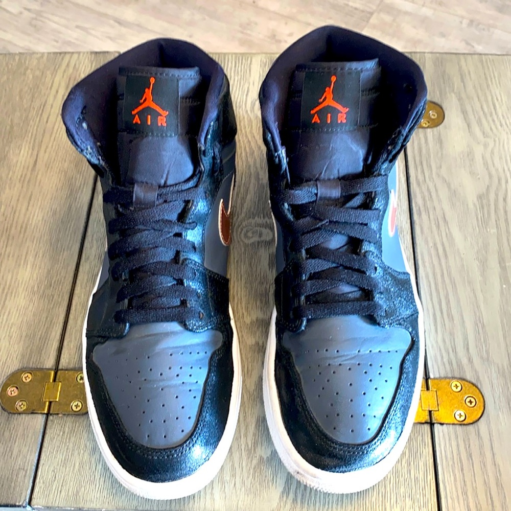 Nike Jordan 1 High Retro "Bronze Medal" Size: M: 9 1/2, W: 11